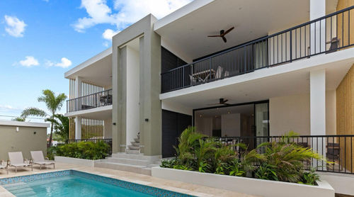 についての最新の会社ニュース カリブ海 ヴィラ プロジェクト: 熱帯 生活 を 強化 する マシッド 木 の 天井 ファン